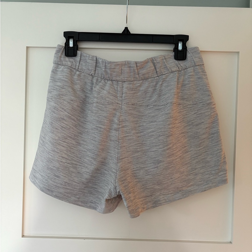 lululemon athletica Women's On The Fly Short - Light Gray Size 8 - Picture 6 of 8
